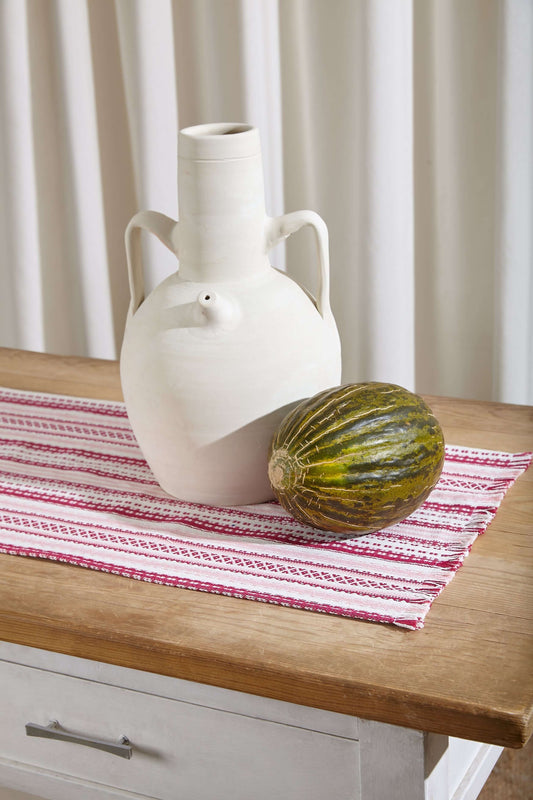 Detalle camino de mesa alpujarra rosa decoración hogar elegante