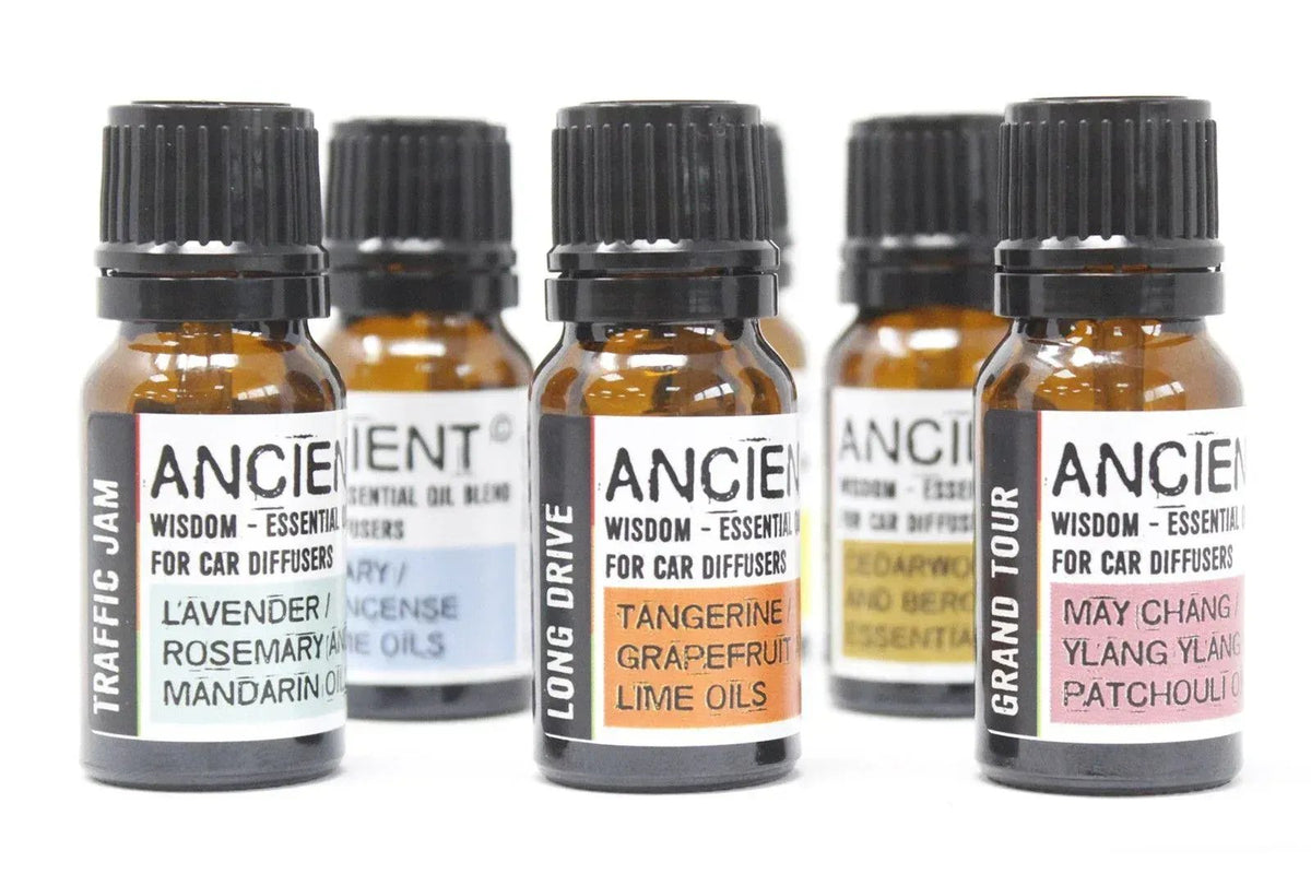 Frascos de vidrio ámbar de 10ml con tapa negra, etiquetas coloridas y nombres para difusores de coche en fondo blanco.