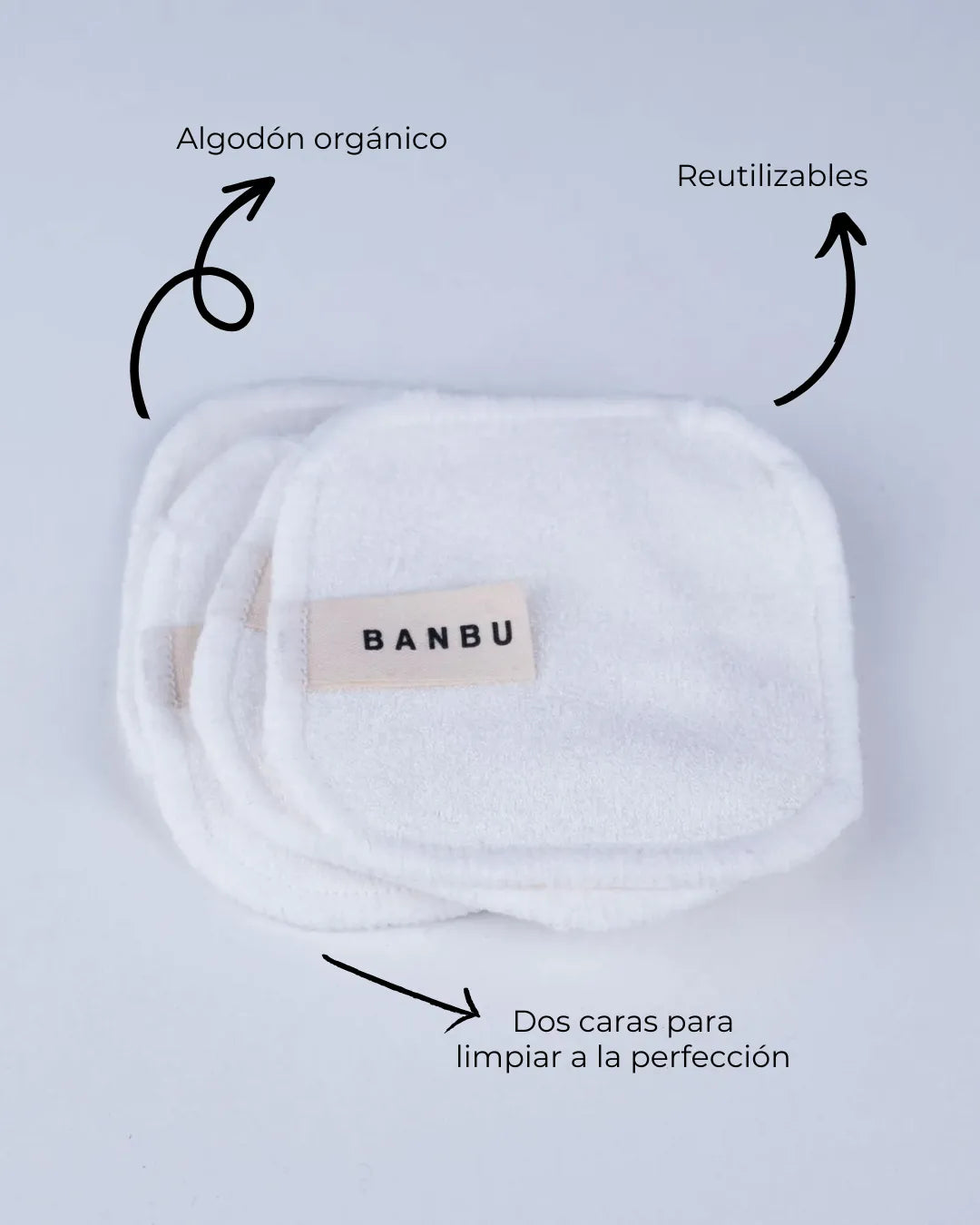 Discos desmaquillantes reutilizables BANBU de algodón orgánico blanco, suaves y de doble cara sobre fondo claro.