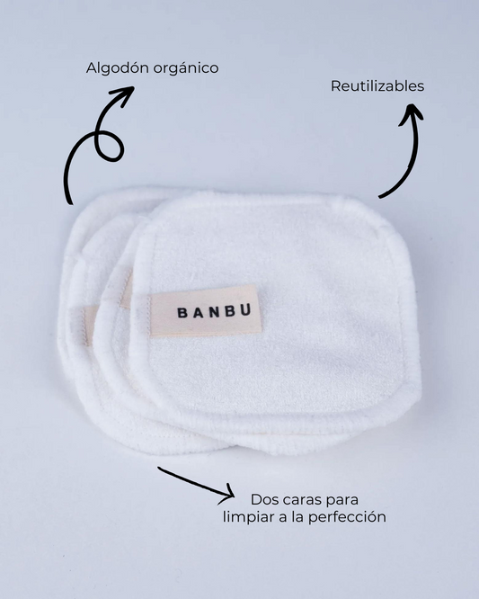 Discos desmaquillantes reutilizables BANBU de algodón orgánico blanco, suaves y de doble cara sobre fondo claro.