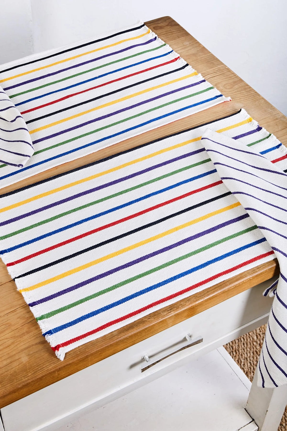 Manteles de rayas multicolores en algodón, estilo moderno, perfectos para decorar mesas.