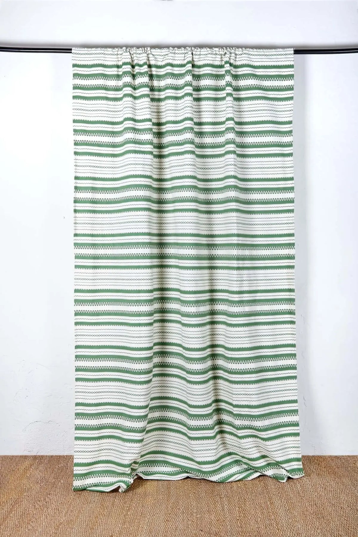 Cortina artesanal de tela blanca con rayas horizontales verdes, estilo tradicional alpujarreño, 155x225 cm.