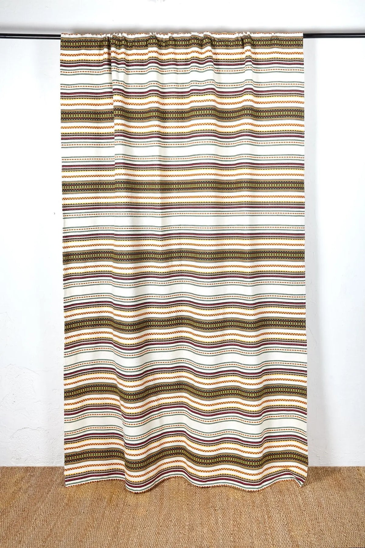 Cortina de rayas en tonos beige, mostaza y marrón, de tejido suave y diseño moderno. Ideal para decorar cualquier habitación.