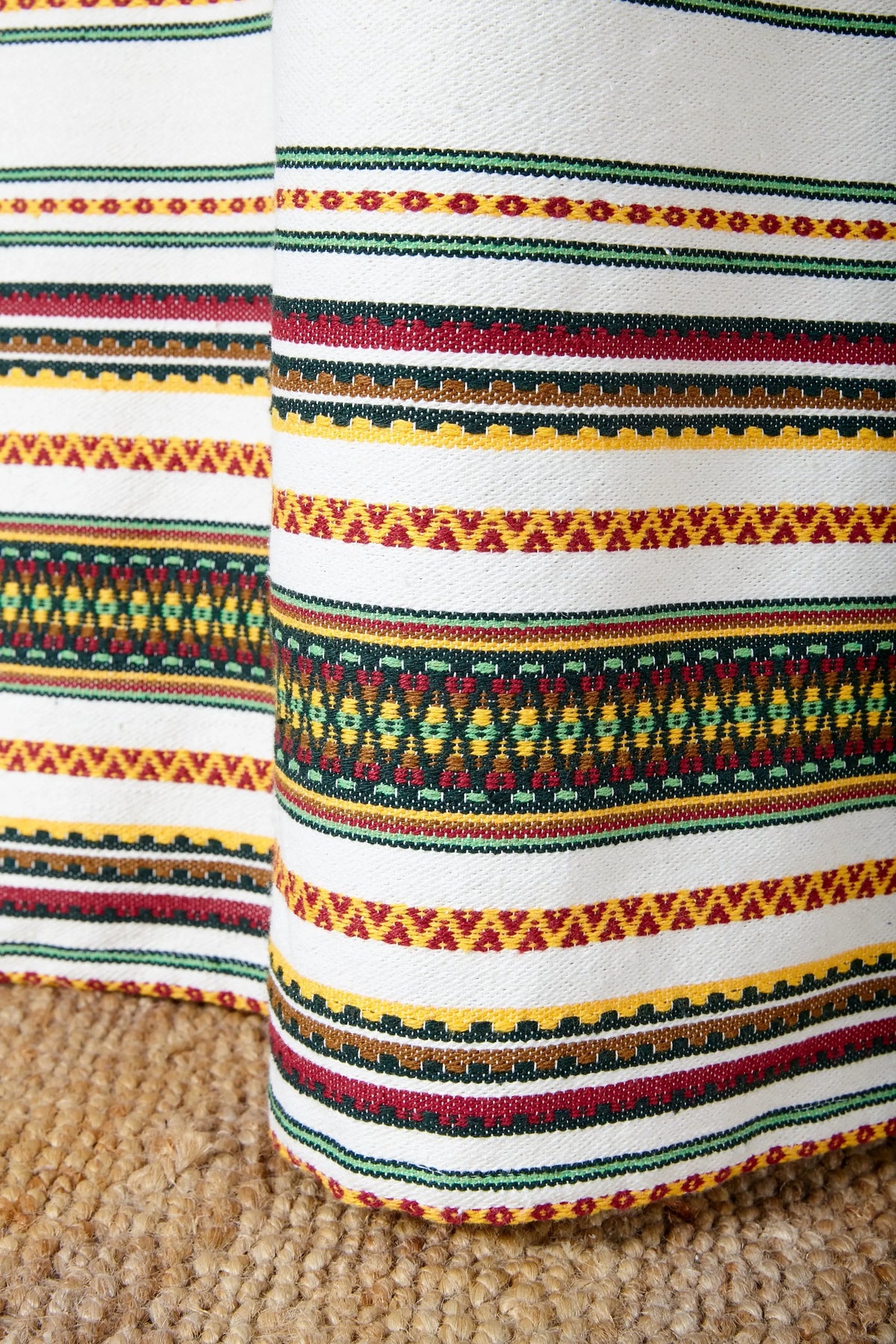 Tela de algodón con rayas en rojo, verde y amarillo, ideal para textiles artesanales.