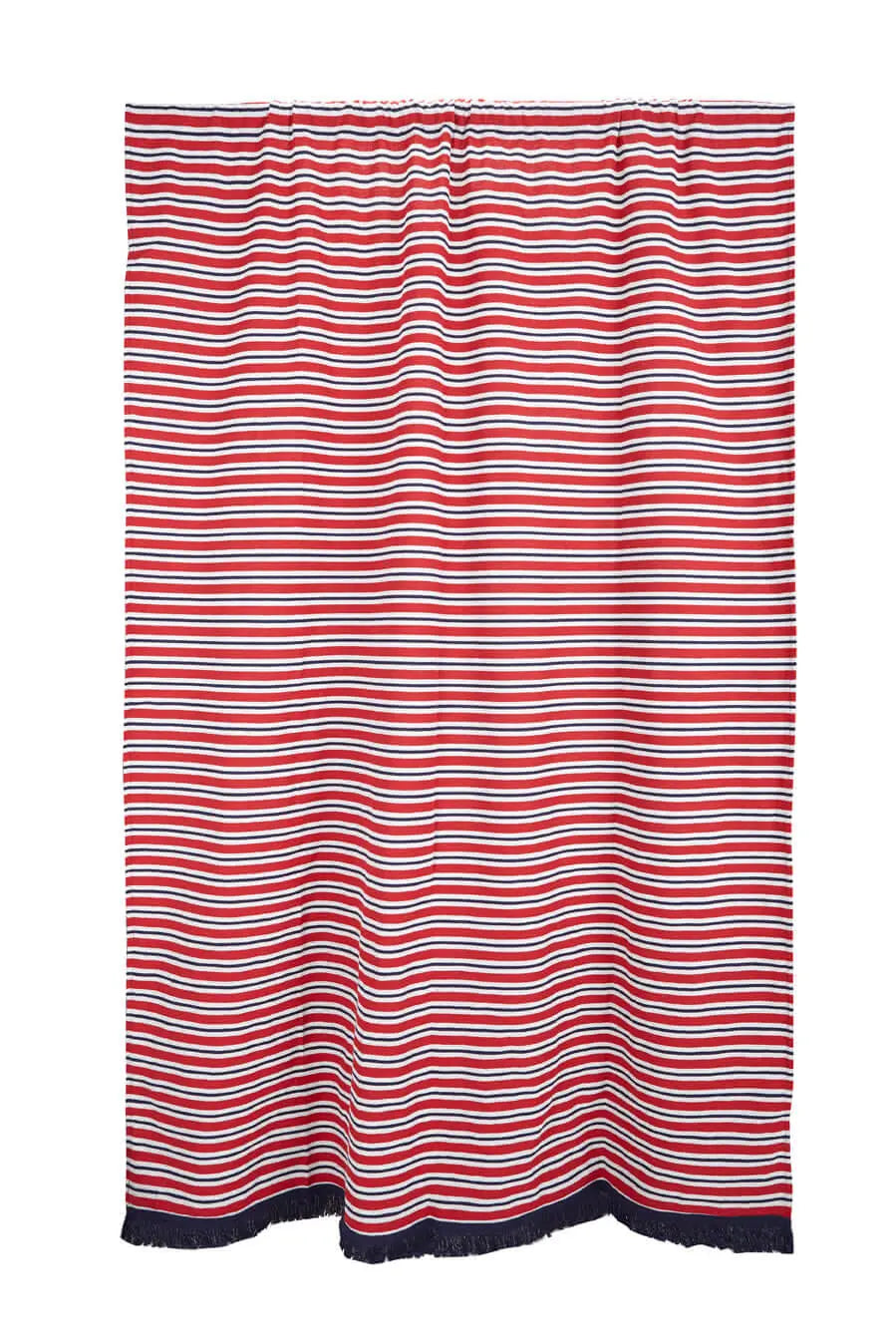 Cortina de loneta con estampado de rayas horizontales rojas, blancas y azul marino, rematada con un fleco en el bajo.