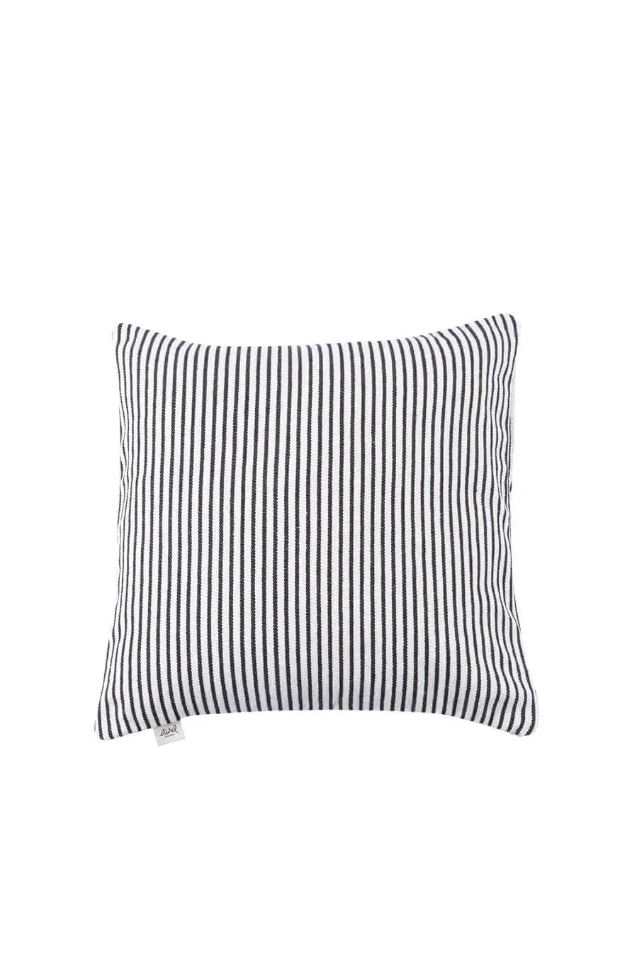 Funda de cojín cuadrada (50x50 cm) de loneta con estampado de rayas verticales finas en color blanco y negro.