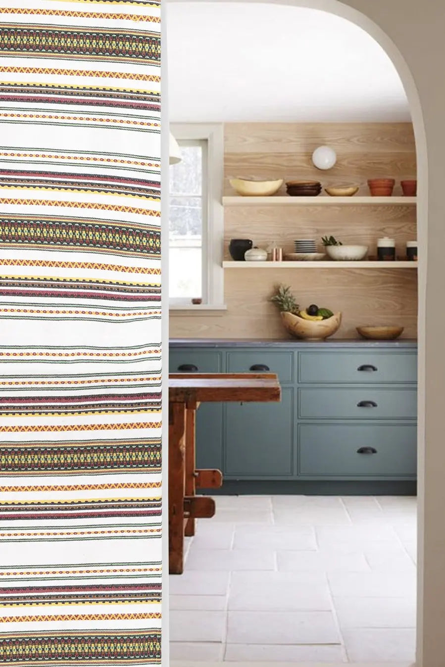 Tela de algodón multicolor con rayas en tonos blanco, rojo y amarillo, ideal para decoración moderna de interiores.