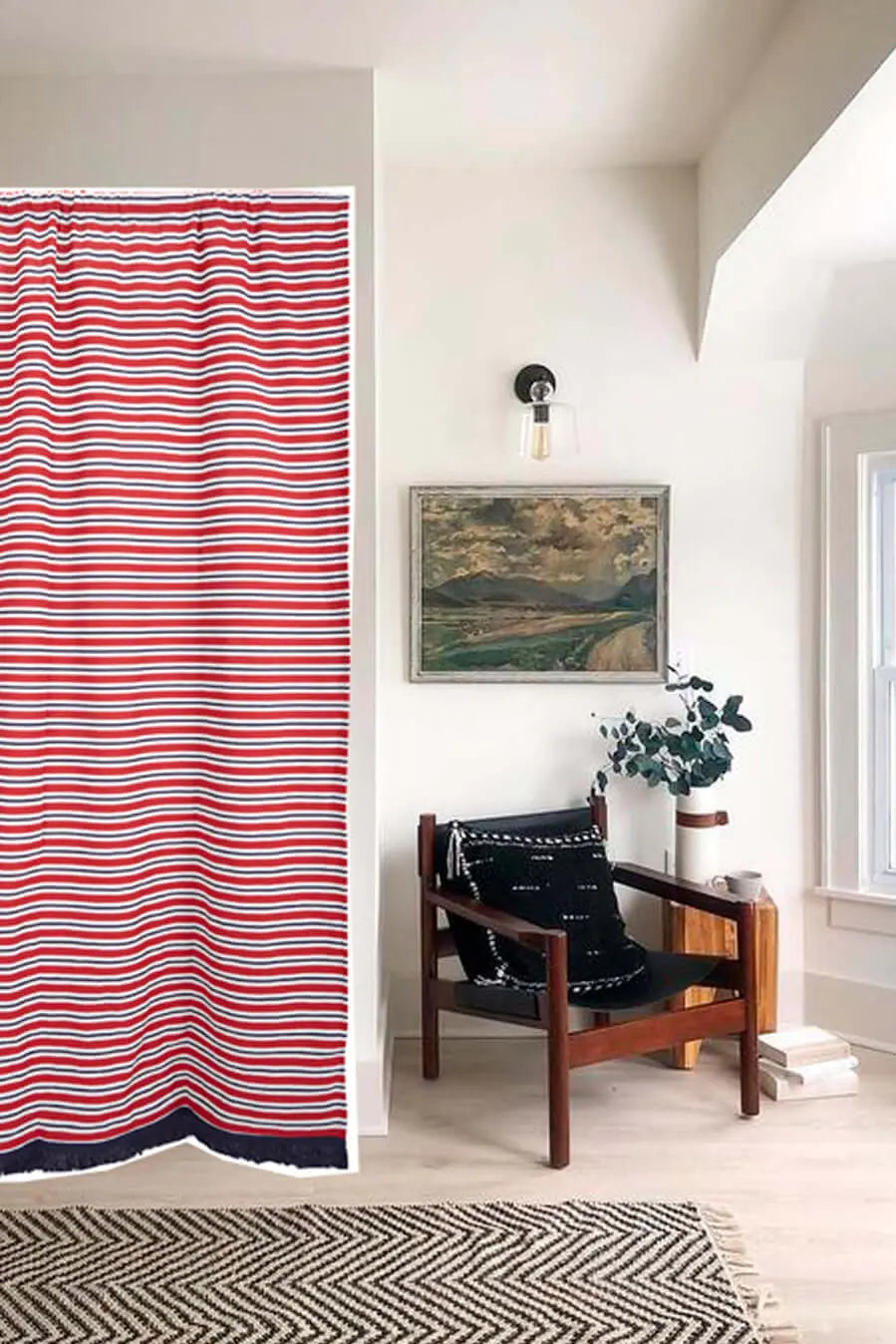 Cortina de loneta con diseño de rayas horizontales rojas, blancas y azul marino, estilo casual en un salón luminoso.