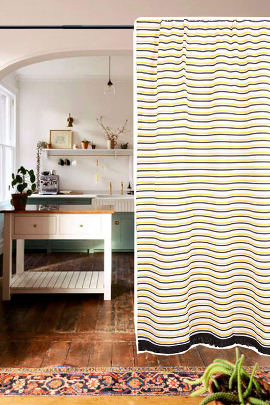 Cortina de loneta con diseño de rayas horizontales amarillas y negras sobre fondo blanco en una cocina decorada.