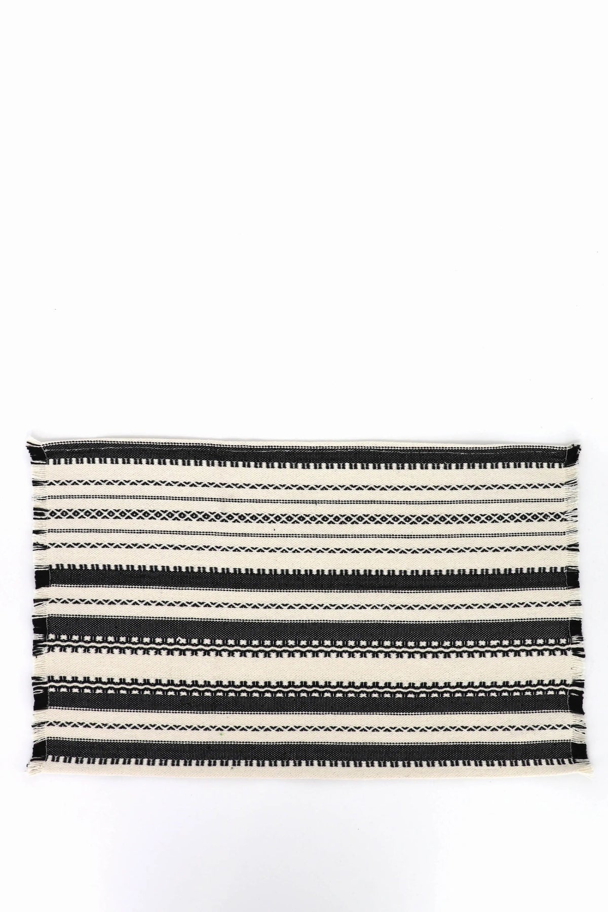 Pack de dos manteles individuales de algodón estilo alpujarra con rayas geométricas en blanco y negro y bordes deshilados.