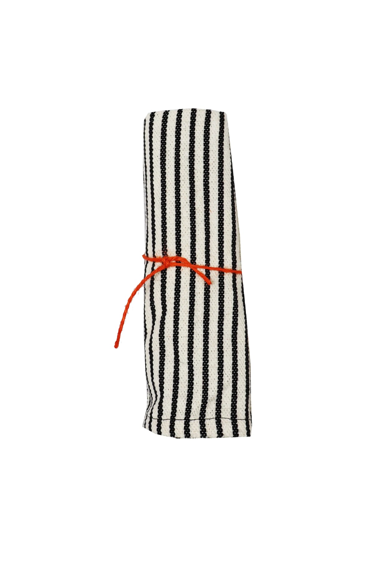 Servilleta de loneta a rayas verticales blancas y negras atada con un cordel fino de color naranja.