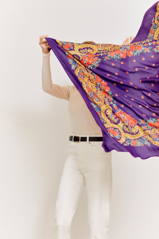 Pañuelo morado con estampado barroco de cadenas doradas y flores, estilo clásico y elegante, tejido ligero.