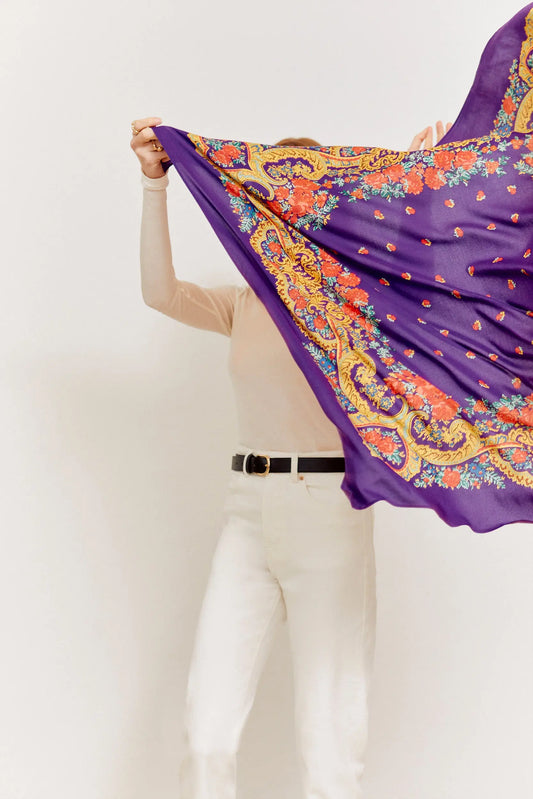Pañuelo morado con estampado barroco de cadenas doradas y flores, estilo clásico y elegante, tejido ligero.