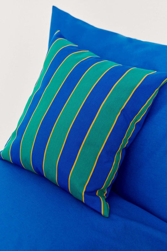 Funda de cojín 50x50 cm de lona estilo toldo con rayas verticales azules, verdes y finas líneas amarillas.