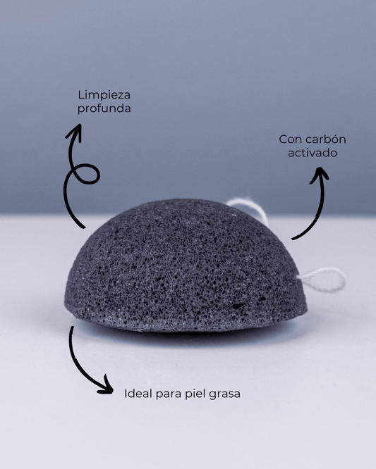Esponja facial Banbu de konjac y carbón negro, porosa y circular, ideal para limpieza profunda de piel grasa.