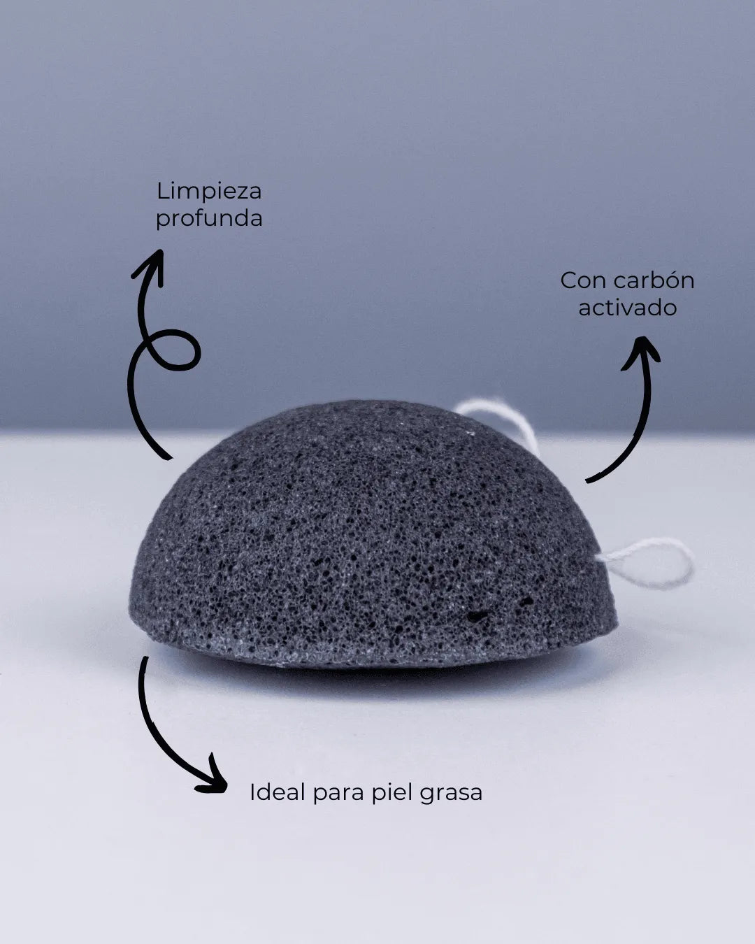 Esponja facial Banbu de konjac y carbón negro, porosa y circular, ideal para limpieza profunda de piel grasa.