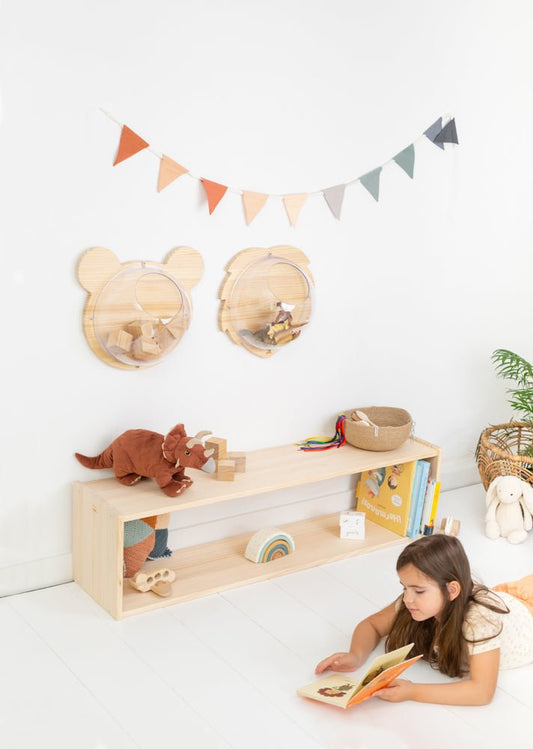 Estante de madera clara con diseño minimalista, ideal para habitaciones infantiles. Acabado natural y decoraciones de animales.