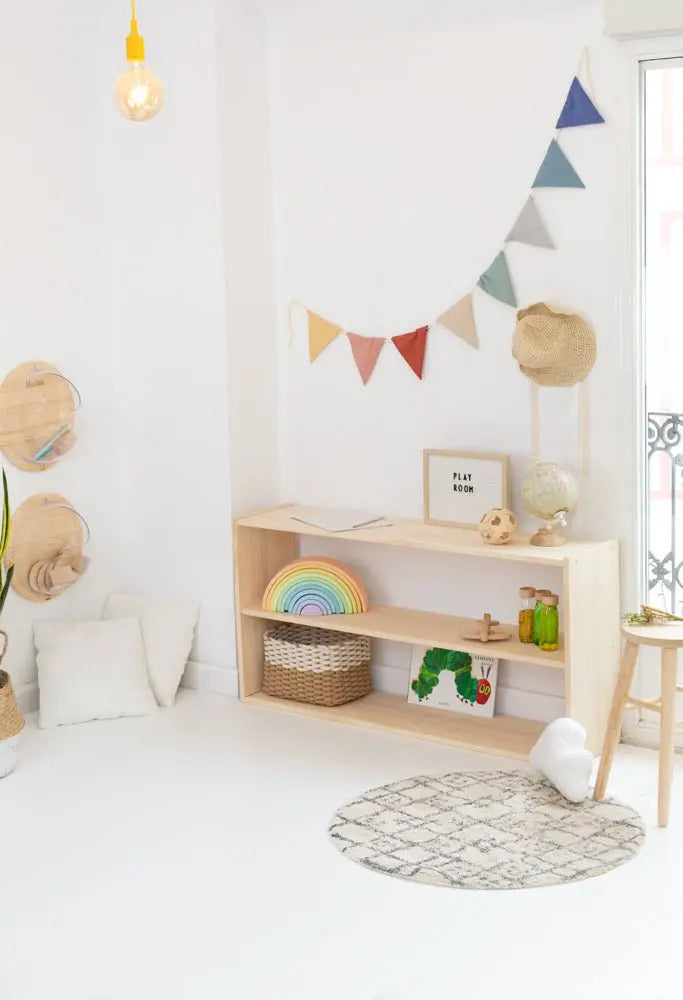 Estante de madera clara con decoración colorida, ideal para habitaciones infantiles y organización de juguetes.