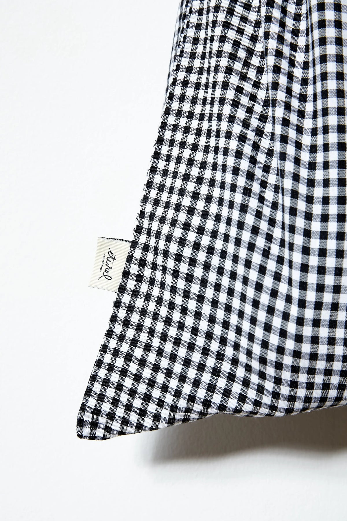 Panera de tela con estampado de cuadros vichy en blanco y negro, estilo rústico y acabado textil.