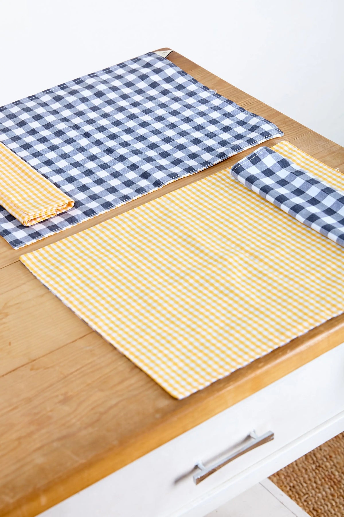 Manteles de cuadros en azul y blanco, y amarillo a rayas, de algodón, ideales para cocina y comedor.