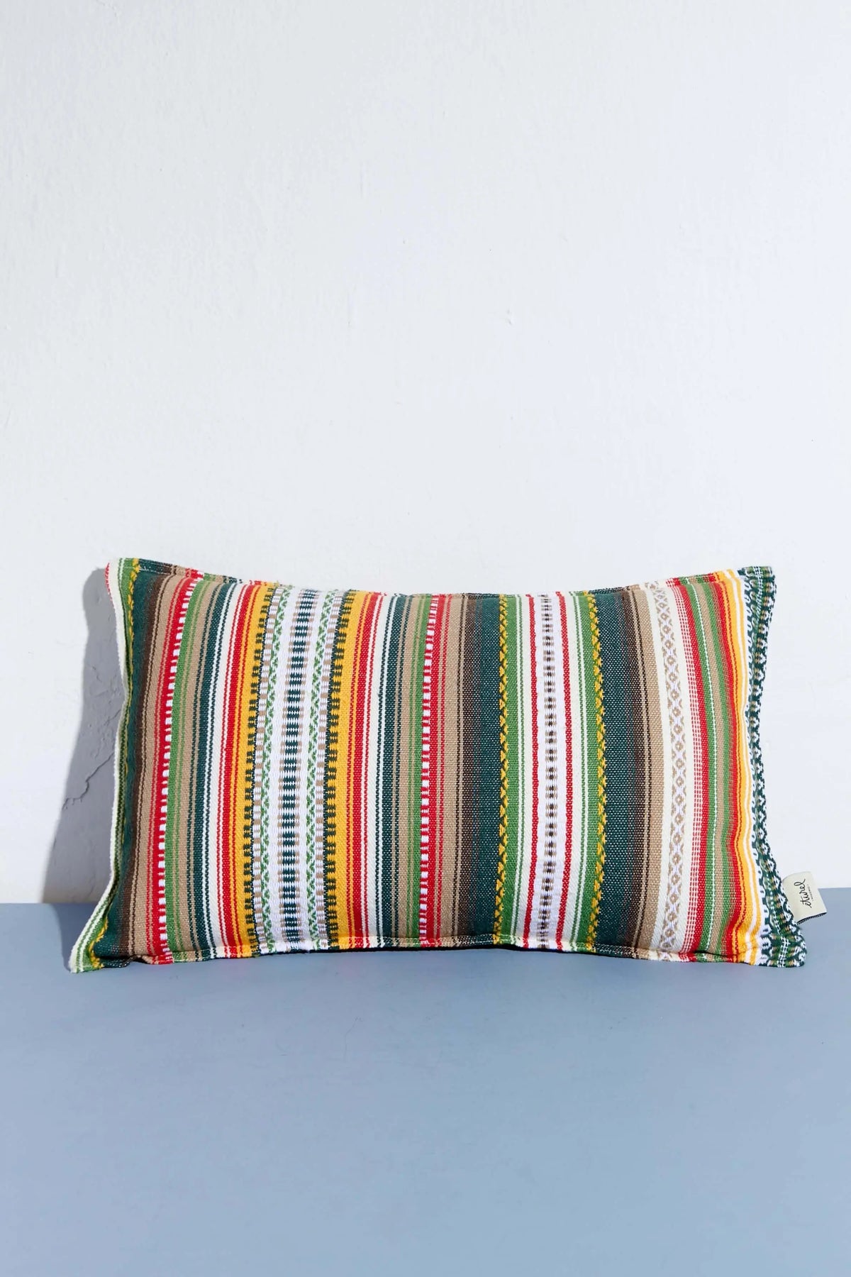 Funda de cojín rectangular estilo alpujarra, tejido multicolor a rayas con patrones geométricos, tamaño 30x50 cm.