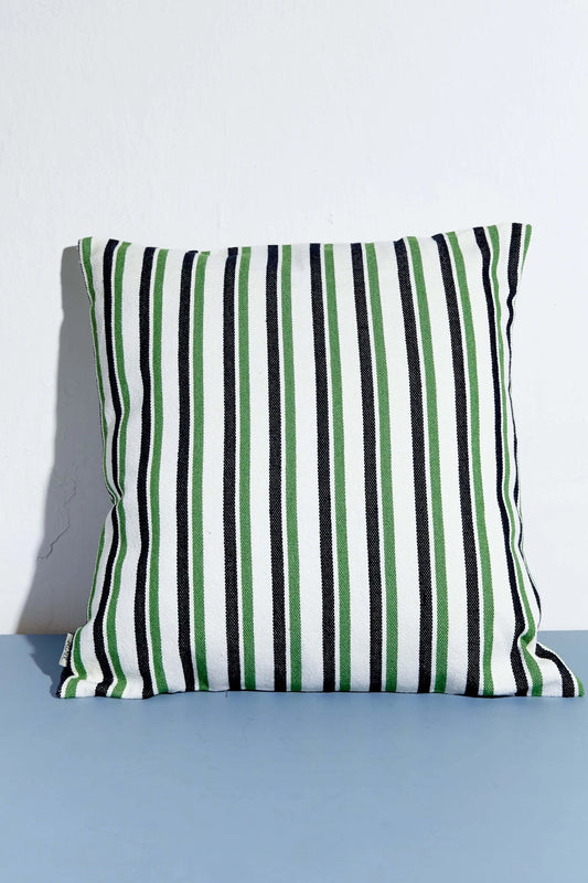 Cojín cuadrado (50x50 cm) de loneta con estampado de rayas verticales en verde, negro y blanco sobre fondo claro.