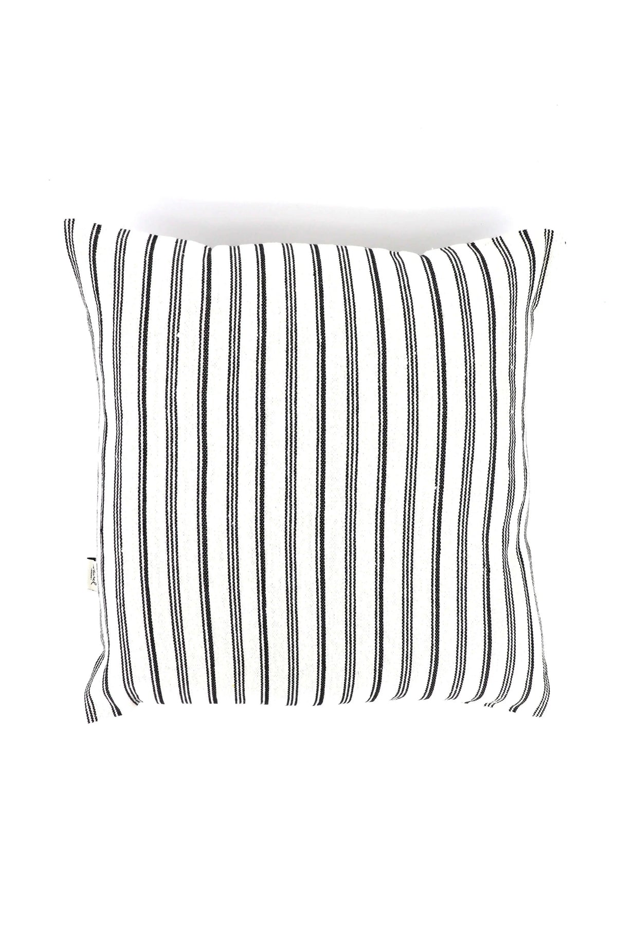 Funda de cojín cuadrada de 50x50 cm en loneta blanca con rayas verticales negras. Diseño sencillo y minimalista.