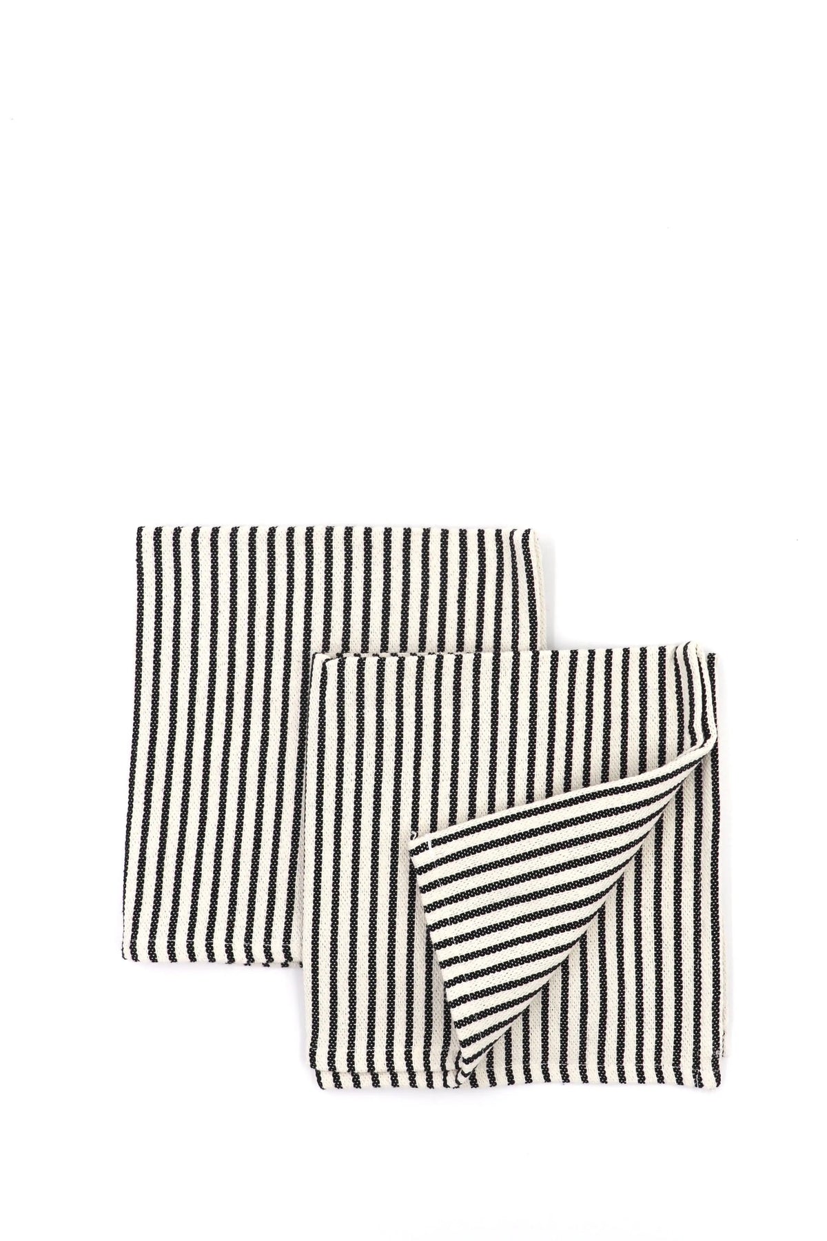 Pack de dos servilletas de loneta con estampado de rayas verticales finas en blanco y negro, estilo rústico y elegante.