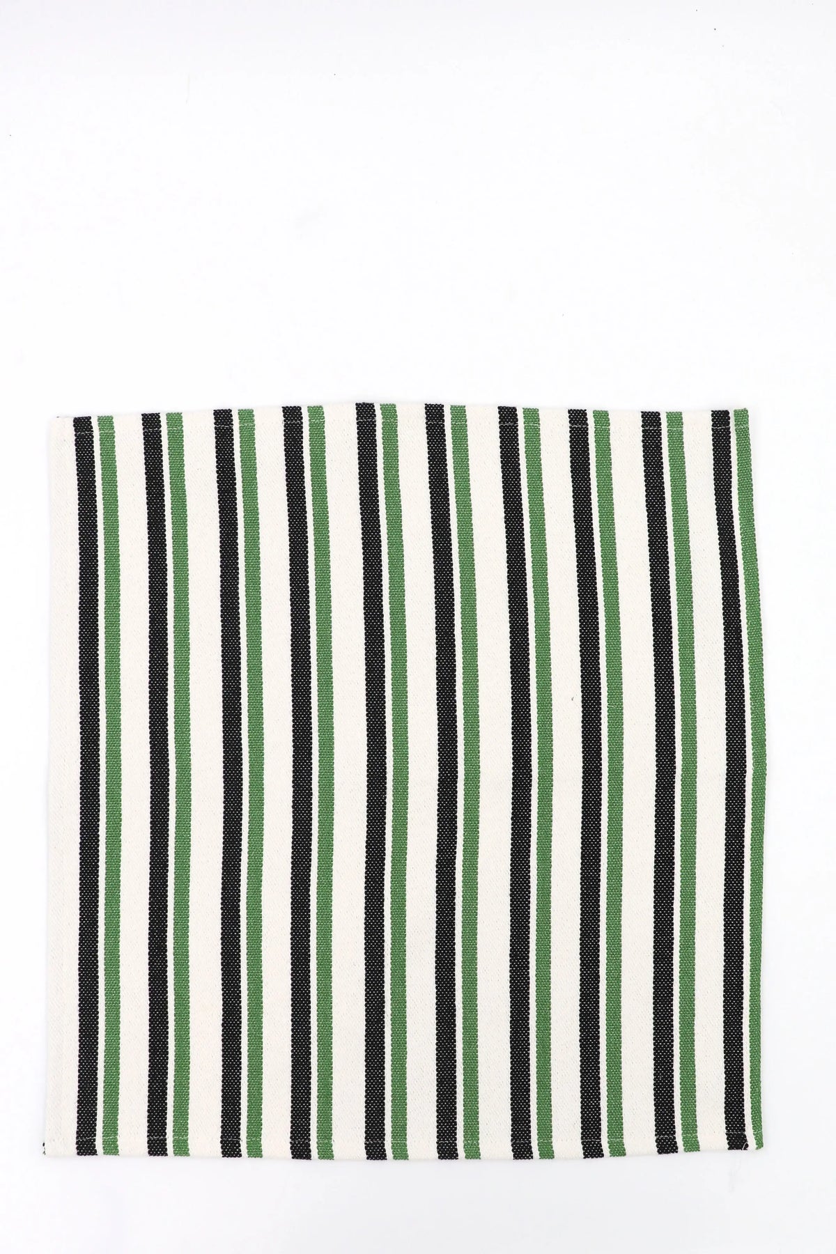 Pack de dos servilletas de loneta con diseño de rayas verticales en tonos verde, negro y crudo sobre fondo claro.