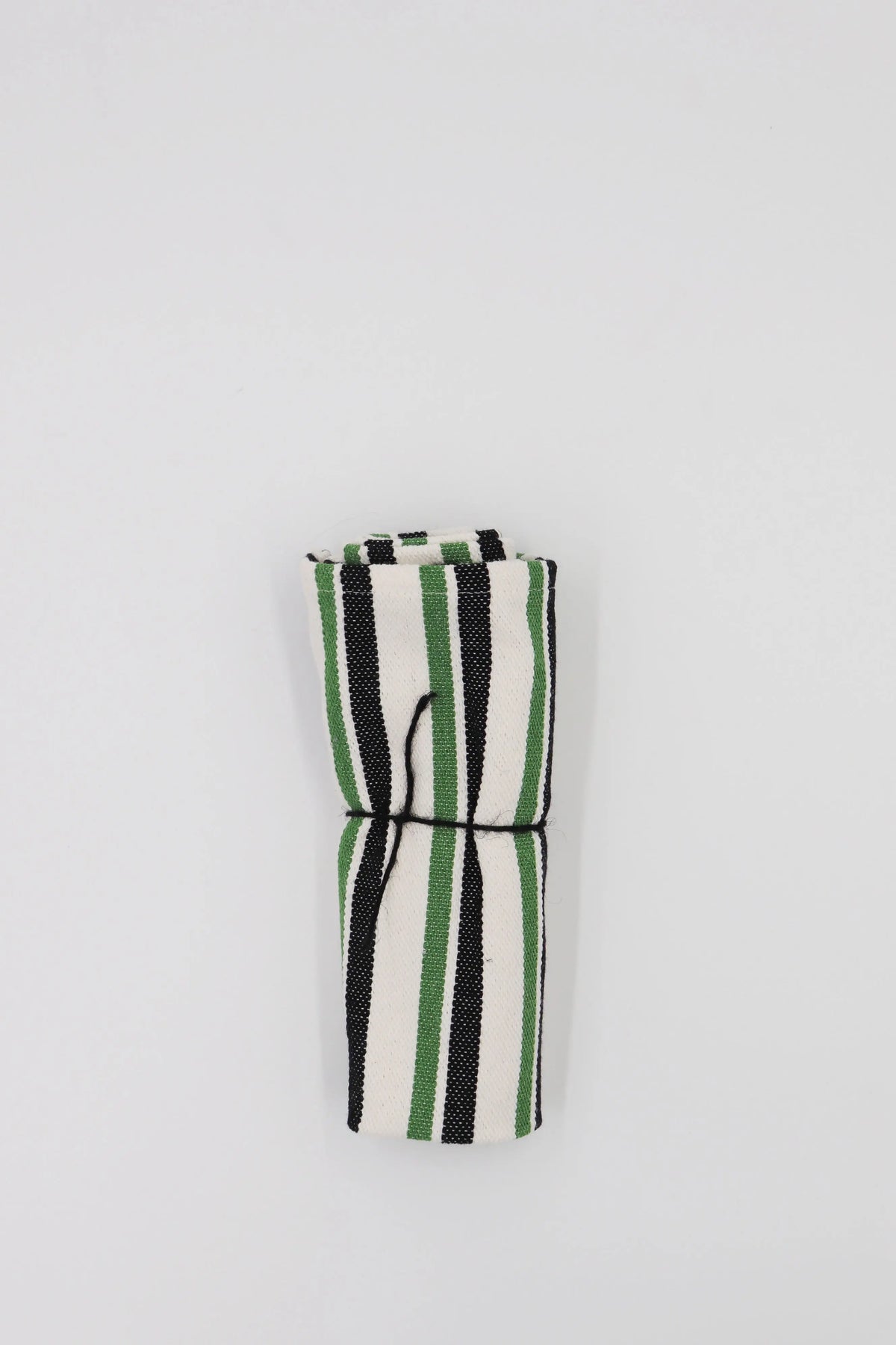 Pack de dos servilletas de loneta con estampado de rayas verticales en verde, negro y blanco sobre fondo neutro.