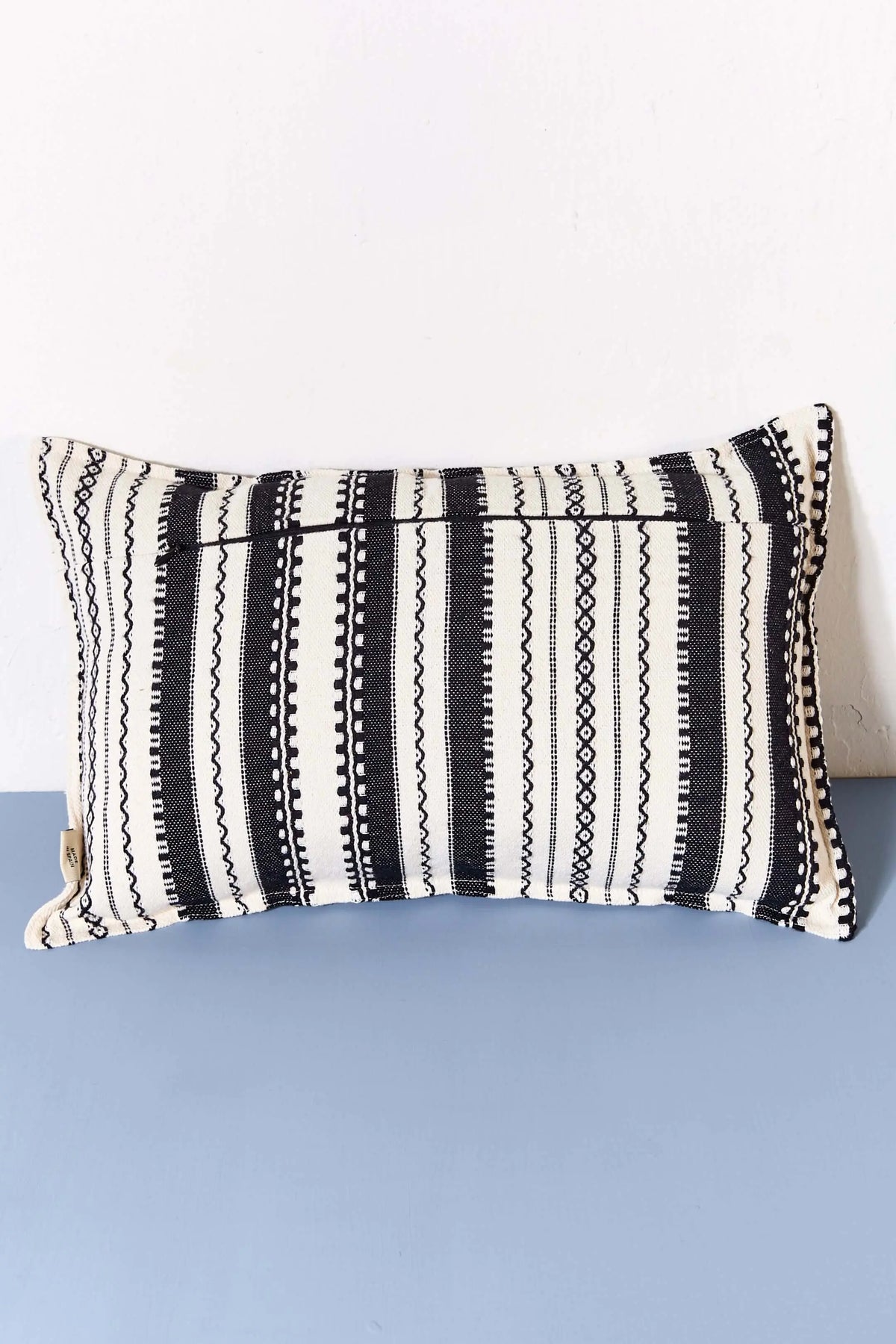 Funda de cojín rectangular 30x50 cm con diseño alpujarreño de rayas verticales en blanco y negro, estilo artesanal.