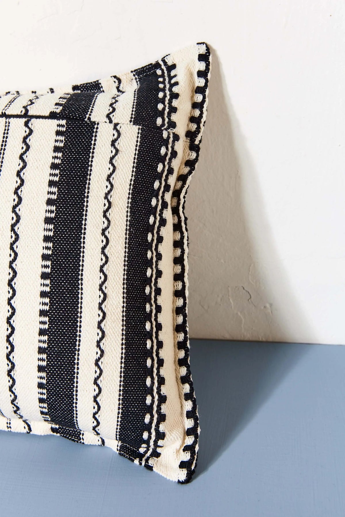 Funda de cojín rectangular 30x50 cm, tejido alpujarra en blanco y negro con diseño de rayas y texturas tejidas.