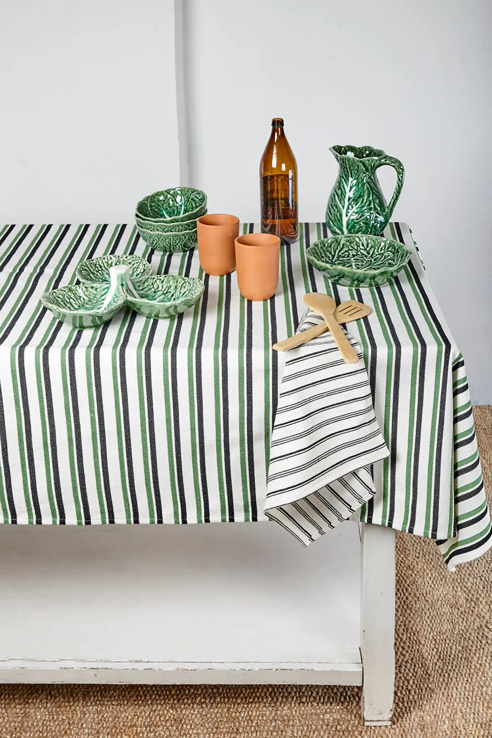 Pack de dos servilletas de loneta con diseño de rayas verticales en verde, negro y blanco, estilo rústico y elegante.