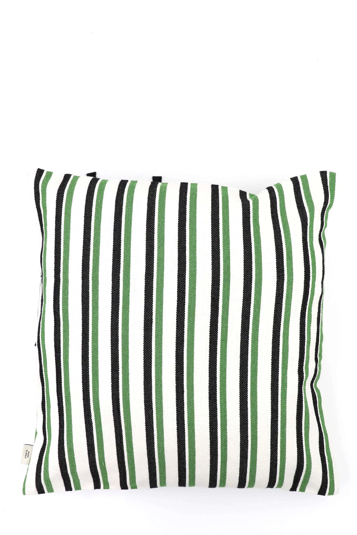 Funda de cojín cuadrada de loneta con diseño de rayas verticales en tonos verde, negro y blanco. Medida 50x50 cm.
