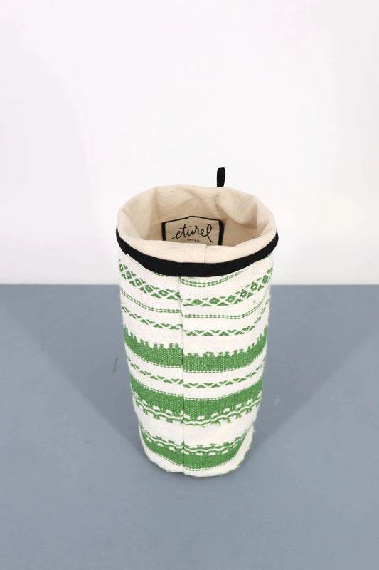 Funda para jarrón de tela con tejido artesanal en rayas verdes y blancas, estilo rústico y borde superior negro.