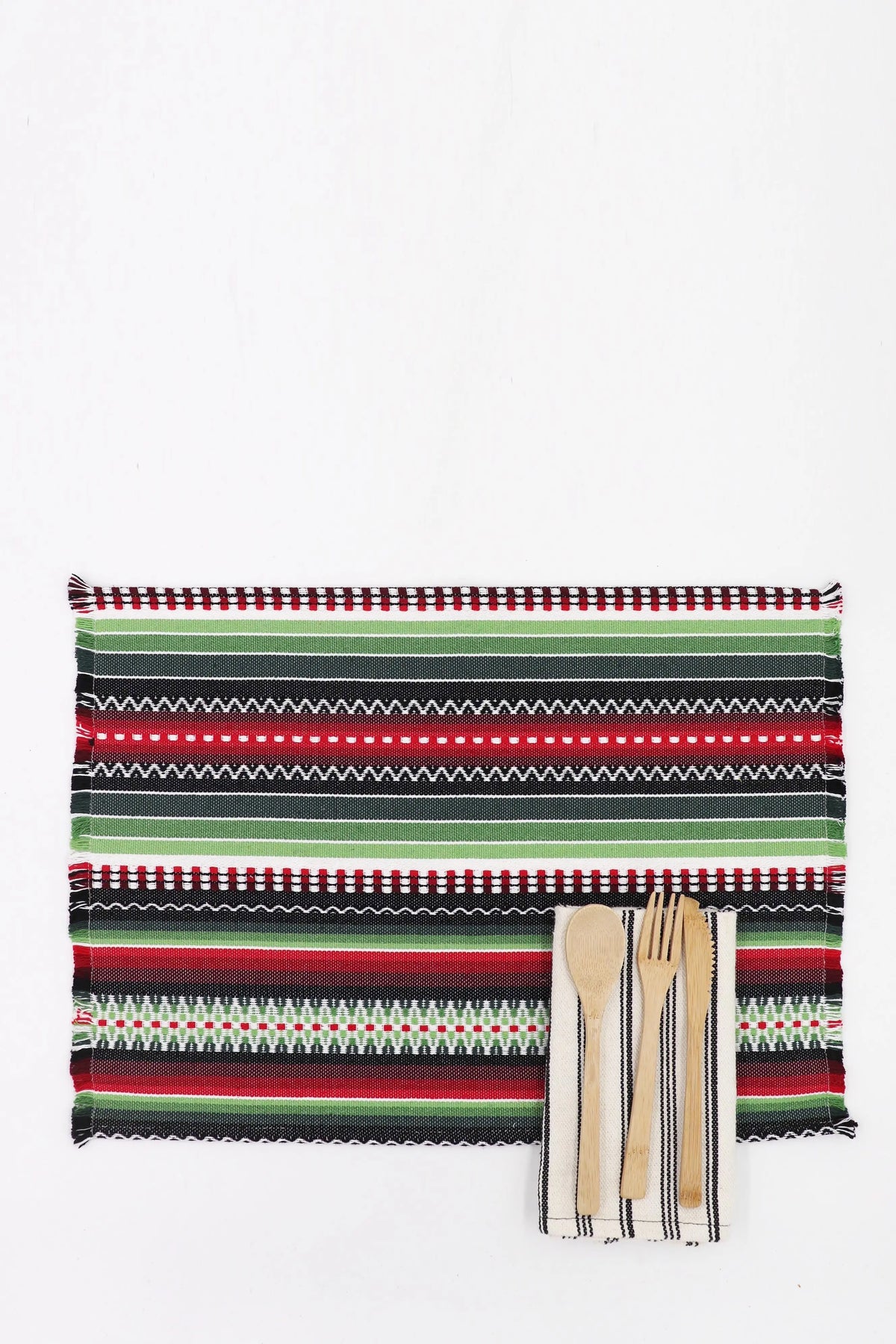 Pack de 2 manteles individuales de estilo manchego con rayas verdes, rojas y negras, textura tejida y bordes desflecados.