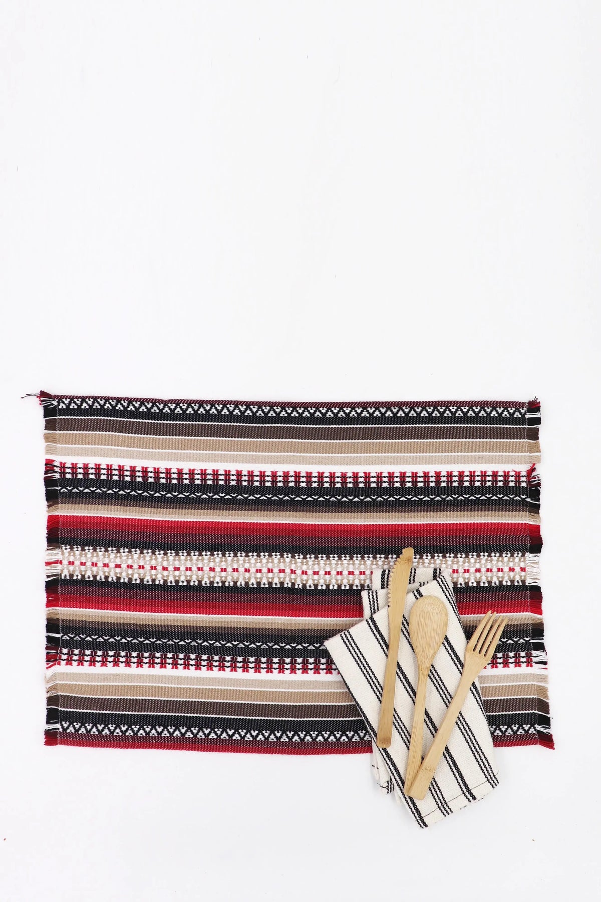 Pack de 2 manteles individuales tejidos con rayas horizontales en rojo, negro y beige sobre fondo blanco y flecos.