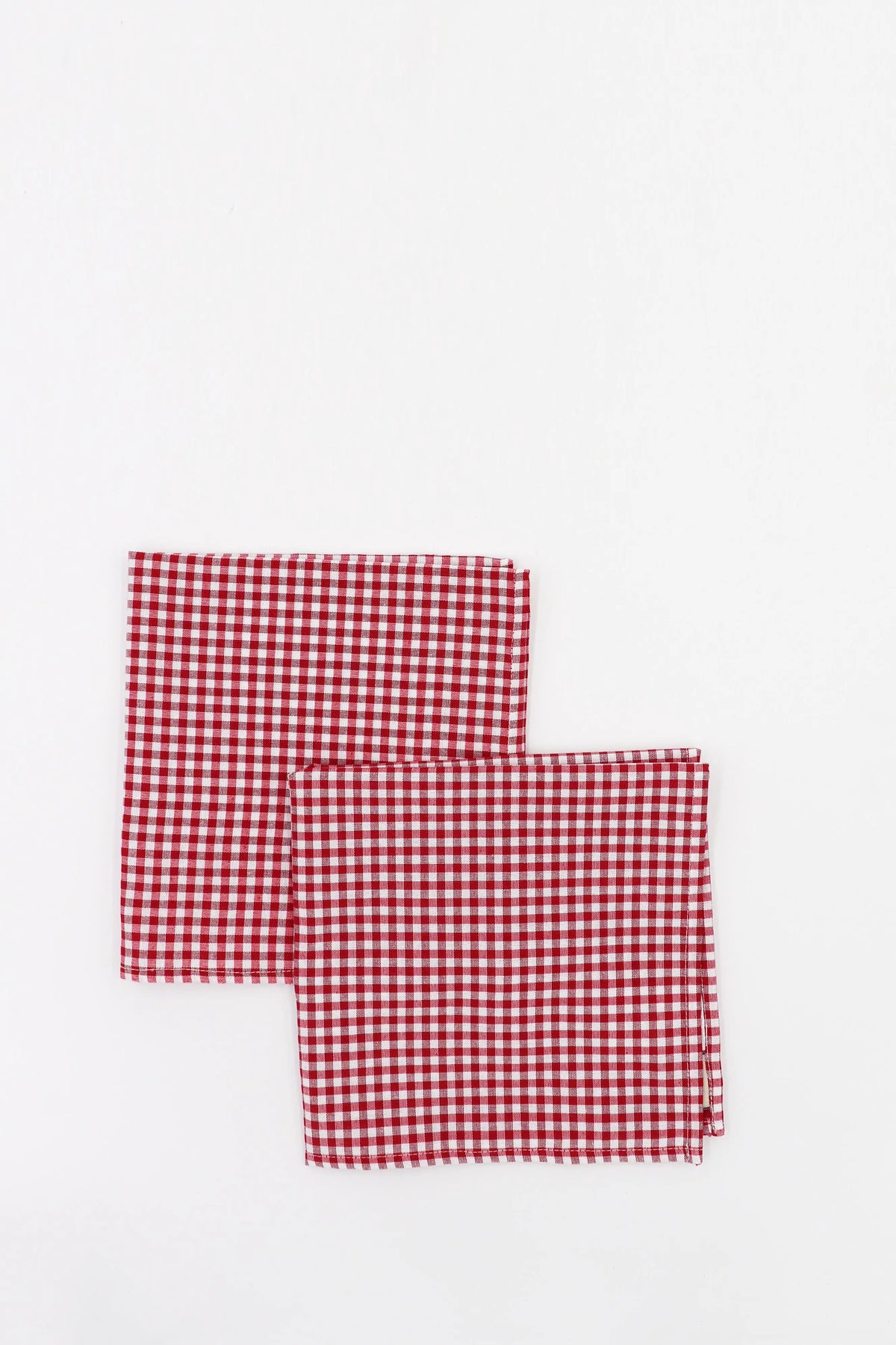 Pack de dos servilletas de tela con estampado de cuadros vichy en color rojo y blanco, estilo clásico y rústico.