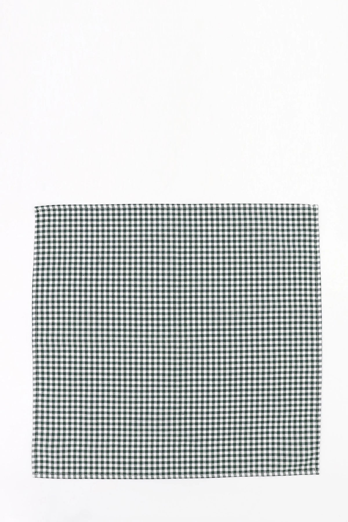 Servilleta cuadrada de tela con estampado de cuadros vichy en color verde y blanco sobre fondo neutro.