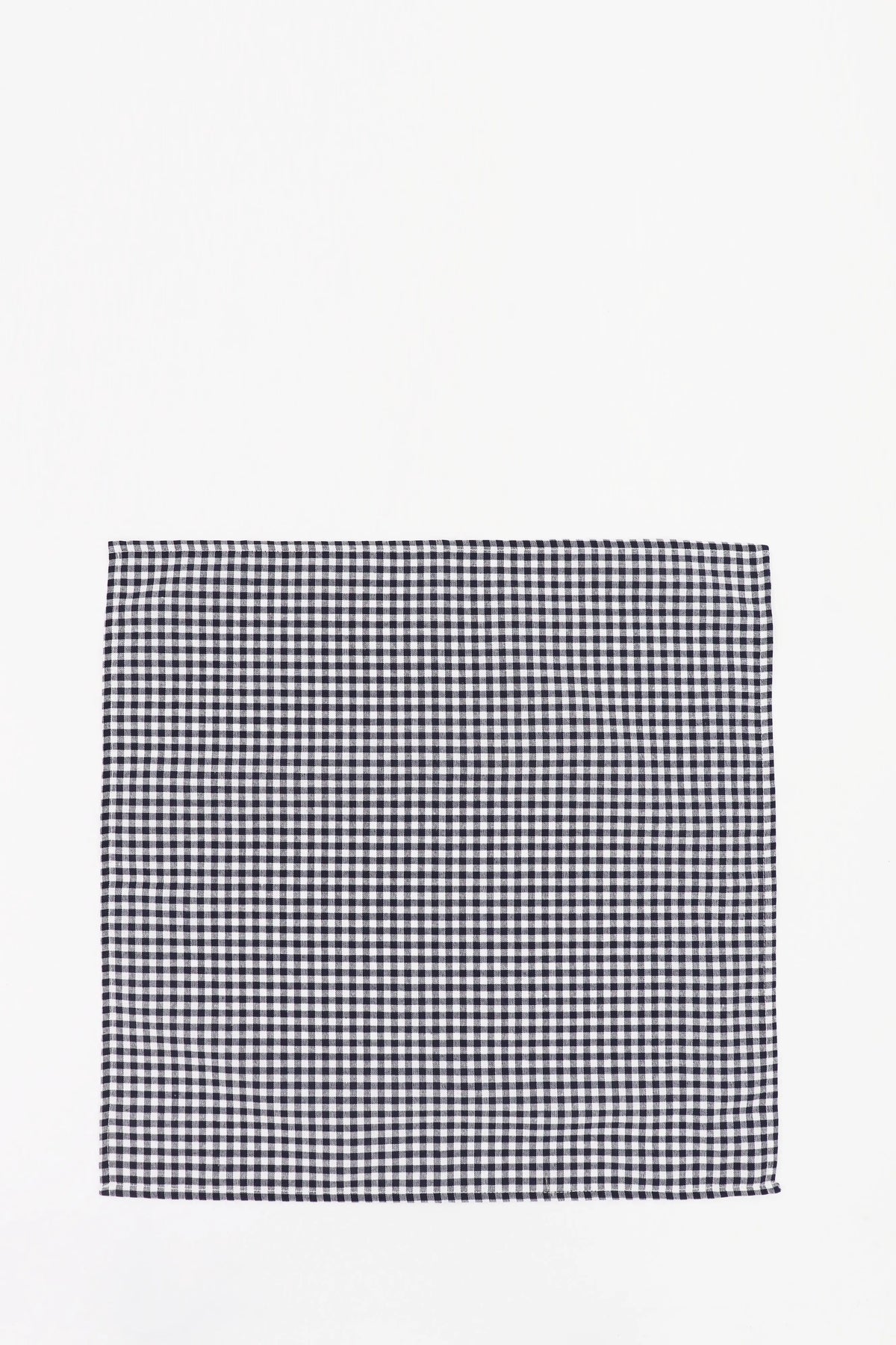 Pack de 2 servilletas cuadradas de tela con estampado de cuadros vichy en color azul marino y blanco.