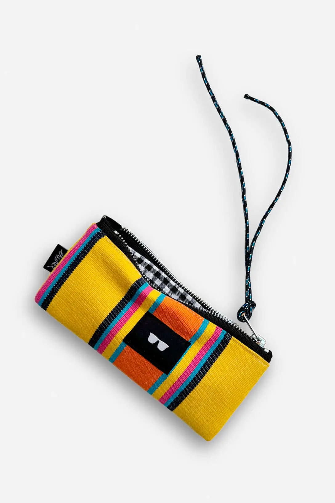Funda de gafas de lona amarilla a rayas, estilo hamaca, con cremallera, forro de cuadros y cordón de sujeción negro.