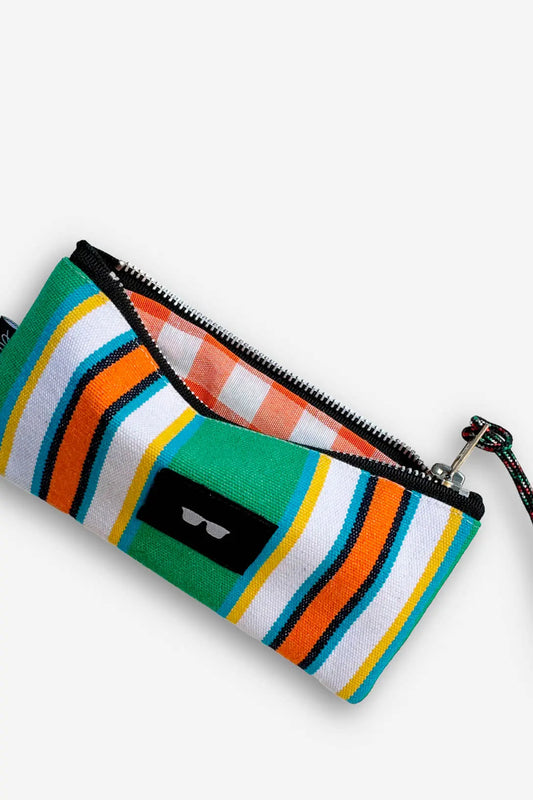 Funda de gafas de lona con rayas multicolor, cremallera, forro de cuadros naranja y tirador de cuerda.