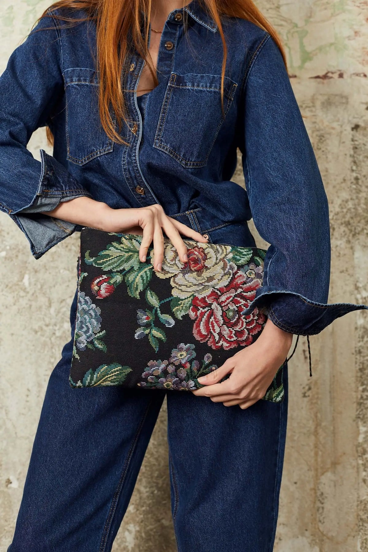 Funda para ordenador de tejido jacquard negro con estampado de peonías coloridas, estilo elegante y texturizado.
