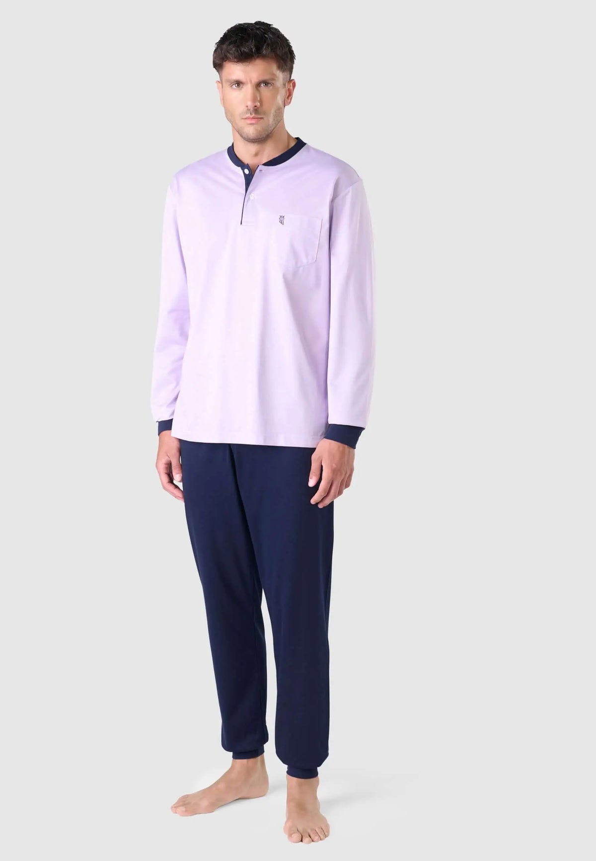 Pijama largo hombre rosa y azul marino, camiseta cuello tapeta con botones y bolsillo, pantalón con puños ajustados.