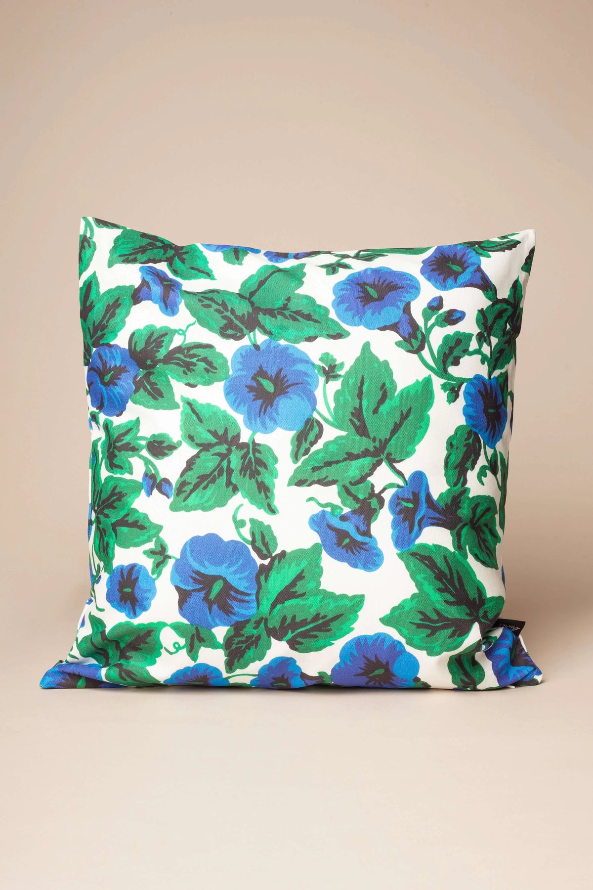 Funda de cojín de 50x50 cm en lona resistente con estampado de flores azules y hojas verdes sobre fondo blanco.