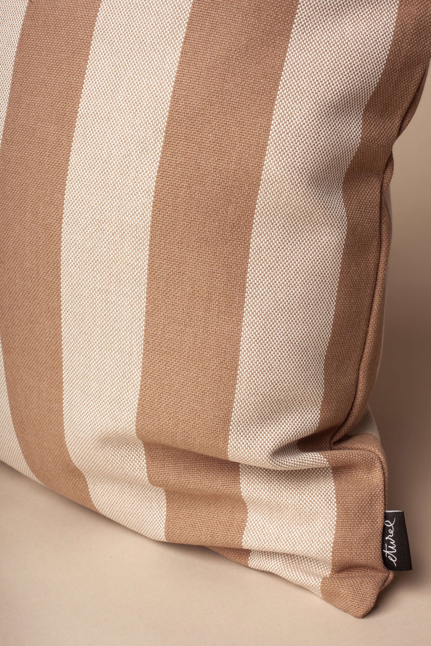 Funda de cojín 50x50 cm de lona resistente, diseño a rayas verticales en tonos beige y blanco, estilo náutico clásico.