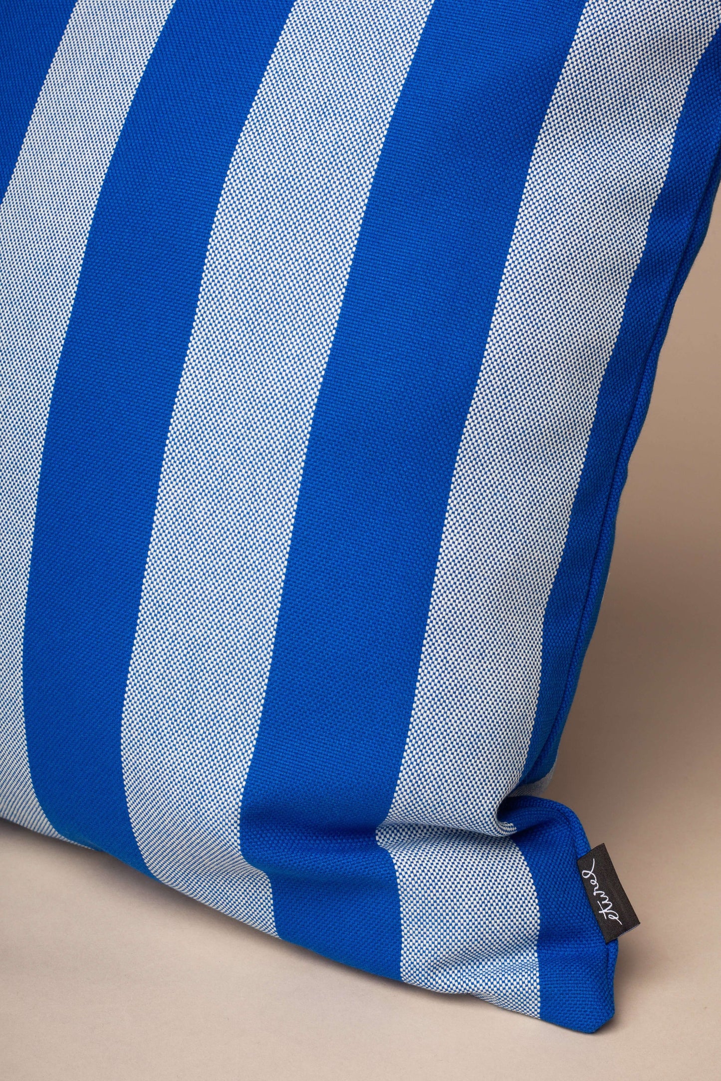 Funda de cojín 50x50 cm de lona resistente, diseño a rayas verticales en azul y blanco, estilo marinero.