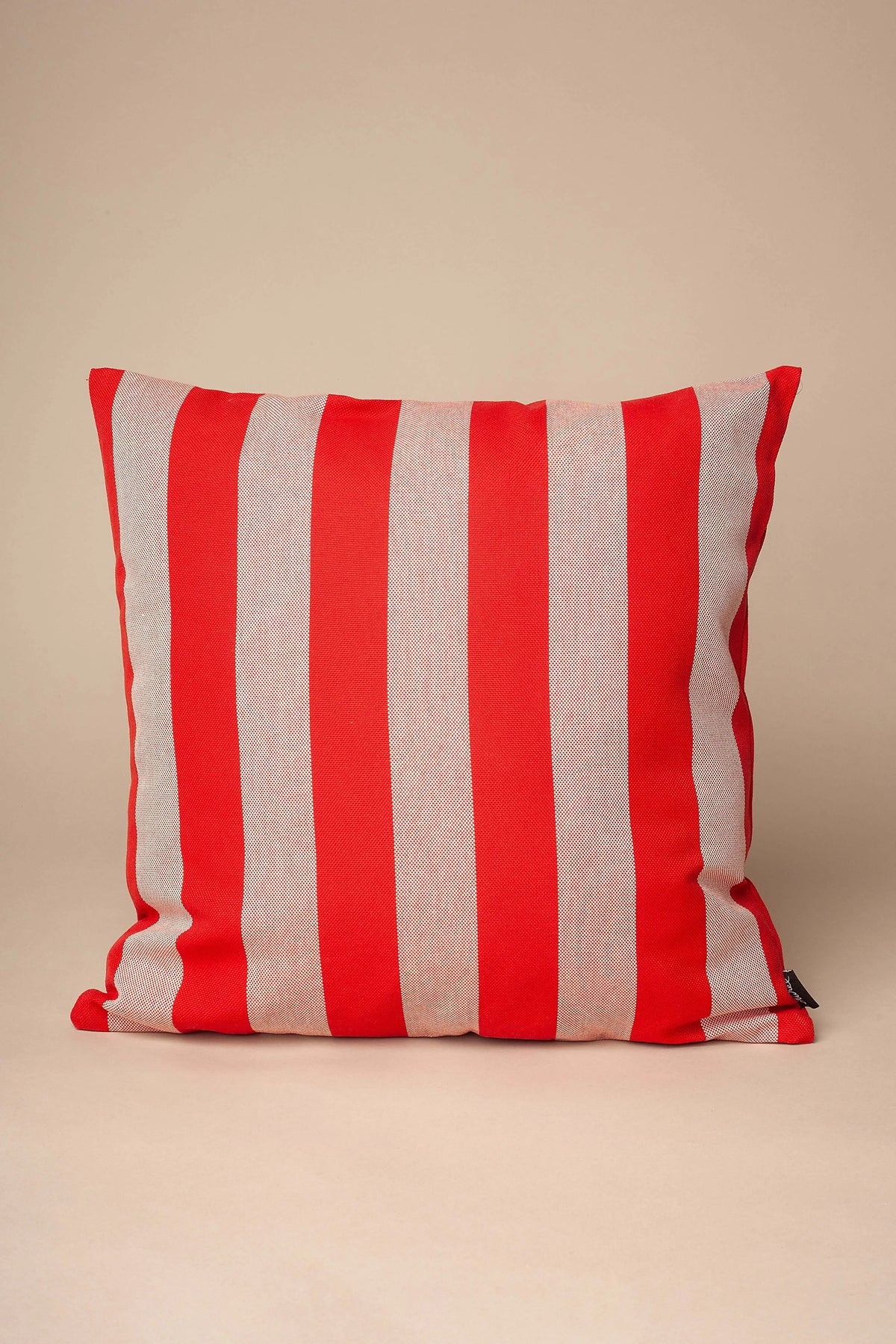 Funda de cojín cuadrada de 50x50cm con diseño de rayas verticales en lona resistente de color rojo y blanco crema.