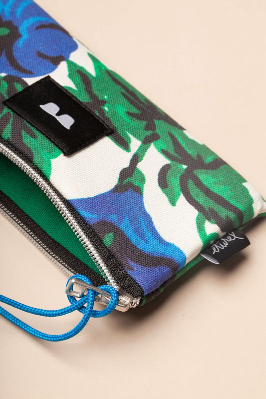 Funda de gafas rectangular de lona con estampado floral en azul y verde, cierre de cremallera y tirador de cordón azul.