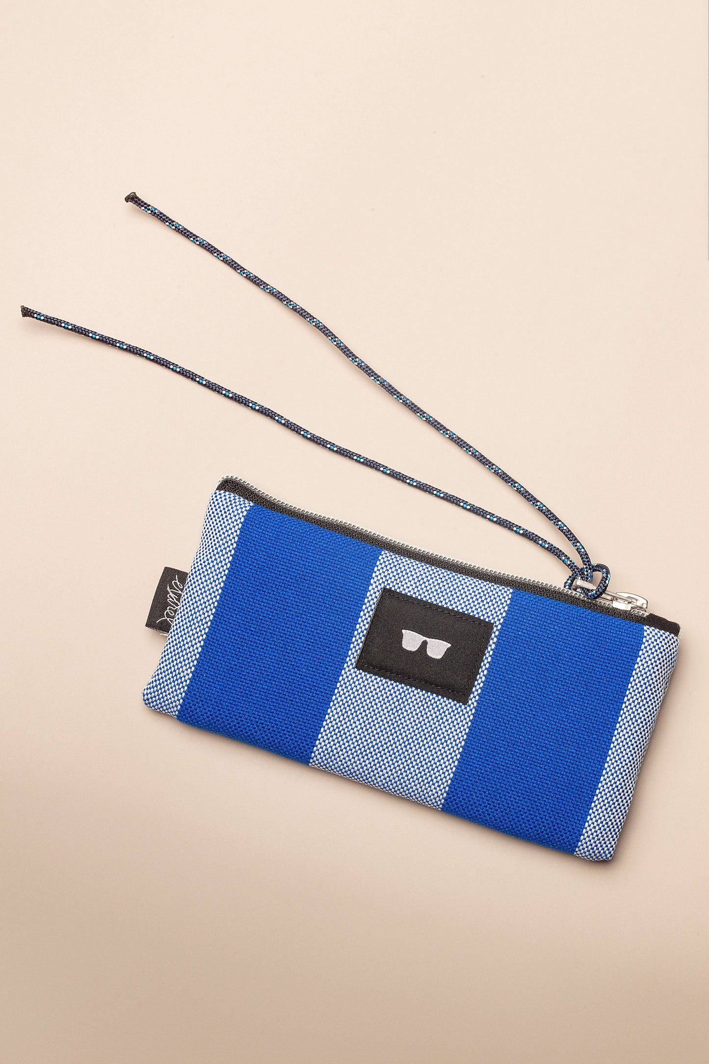 Funda de gafas rectangular de lona a rayas azules y blancas, con cremallera y cordón tipo cuerda de escalada.